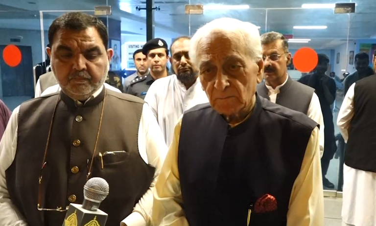 نگران وزیر اعلیٰ خیبر پختونخوا محمد اعظم خان کی سی ایم ایچ دورے کے موقع پر میڈیا سے گفتگو