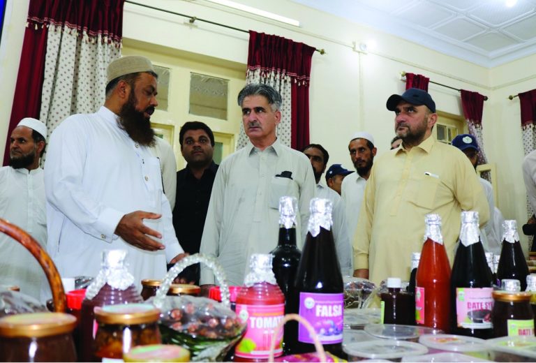 ڈائریکٹر جنرل محکمہ زراعت تحقیق اور ڈائریکٹر پلاننگ کازرعی تحقیقاتی ادارہ رتہ کلاچی فارم ڈیرہ اسماعیل خان کا دورہ