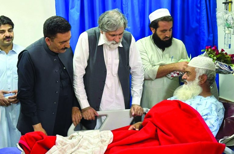 باجوڑ سانحہ، معاون خصوصی پیر ہارون شاہ کا زخمیوں کی عیادت کے لیے ہسپتال کا دورہ۔