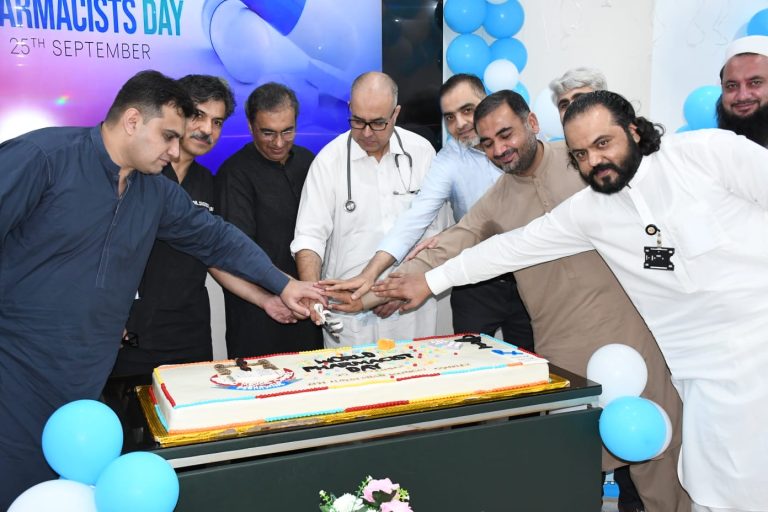 فارمیسی ڈیپارٹمنٹ میڈیکل ٹیچنگ انسٹیٹیوٹ حیات اباد میڈیکل کمپلیکس  کے زیر اہتمام کیک کٹنگ