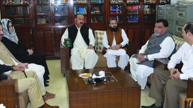 وزیر اطلاعات خیبر پختونخوا بیرسٹر فیروز جمال شاہ کاکاخیل کا ایڈورڈ کالج پشاور، منگا درگئی چارسدہ کا دورہ