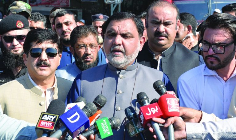 نگران وزیر اطلاعات کا ٹرانسپورٹ کرایوں میں کمی پر عمل در آمد کا جائزہ اور حاجی کیمپ آڈے کا دورہ