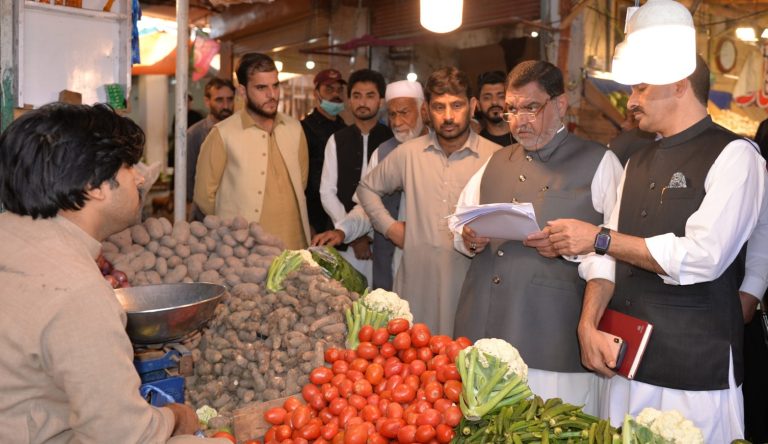 نگران وزیر اطلاعات و تعلقات عامہ خیبر پختونخوا کا نوشہرہ میں ٹرانسپورٹ اڈوں، فروٹ و سبزی منڈی کا دورہ