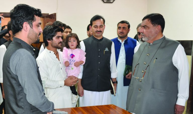 نگران وزیر اطلاعات و تعلقات عامہ خیبر پختونخوا کا ڈسٹرکٹ ہیڈ کوارٹر ہسپتال نوشہرہ کا دورہ
