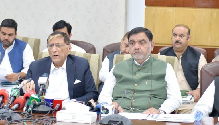 خیبرپختونخوا کے آئندہ چار ماہ کے بجٹ کی منظوری کے بعد نگران وزیر خزانہ کے ہمراہ وزیر اطلاعات کی پریس کانفرنس