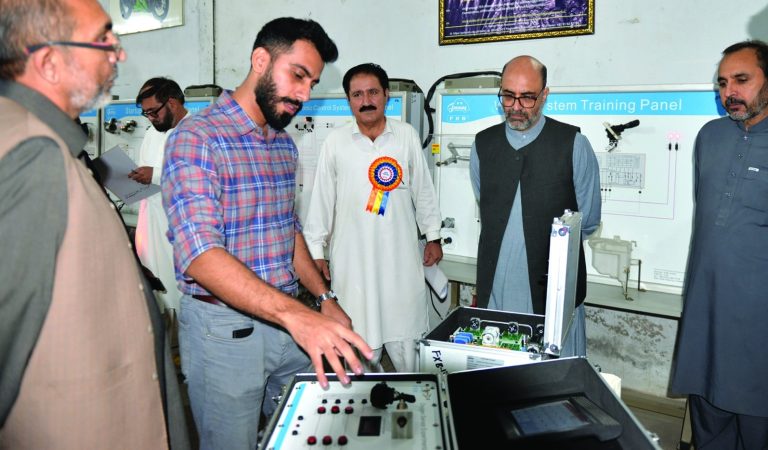 خیبر پختونخوا کے نگران وزیر برائے فنی تعلیم،صنعت وحرفت اور امور ضم اضلاع کا گورنمنٹ کالج آف ٹیکنالوجی پشاور کا دورہ
