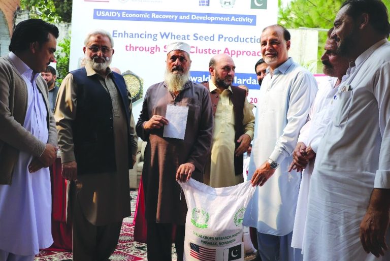 یو ایس ایڈ کی معاشی ترقی و بحالی پروگرام کے تحت مردان کے 250 زمینداروں کو بیج فراہم کیے گئے۔