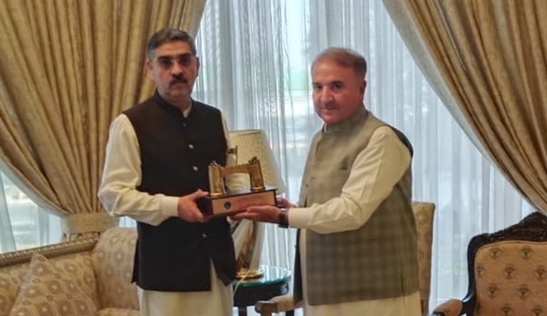 خیبرٹیچنگ ہسپتال کے ڈائریکٹر کی نگران وزیراعظم پاکستان کے ساتھ اسلام آباد میں ملاقات