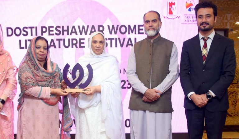 صوبائی وزیر نے خواتین کی حوصلہ افزائی اور معاشرتی بہبود پر دوستی پشاور ویمن لٹریچر فیسٹیول سے خطاب
