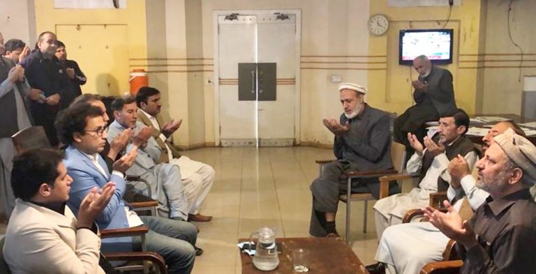 محکمہ اطلاعات میں افسران و عملے کی جانب سے رحلت پانے والے سپرنٹینڈنٹ نواب علی کے لیے فاتحہ خوانی کا اہتمام کیا گیا