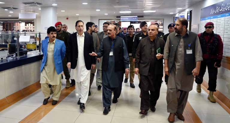 نگران وزیر اعلیٰ خیبر پختونخوا نے لیڈی ریڈنگ ہسپتال اور علاقہ فقیر آباد کا اچانک دورہ