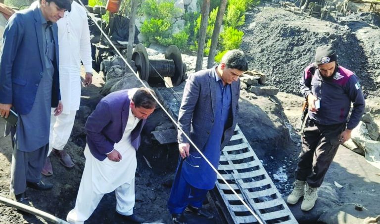 نگراں صوبائی مشیرِ معدنیات ڈاکٹر سید سرفراز علی شاہ کا ضلع نوشہرہ میں کوئلے کی کانوں کا چانک دورہ۔
