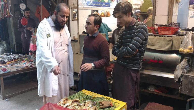 خیبر پختونخوا فوڈ سیفٹی اینڈ حلال فوڈ اتھارٹی ٹیم کوہاٹ کی لاچی بازار،ہائی وے،مین سٹی اور ملحقہ علاقوں میں کاروائیاں
