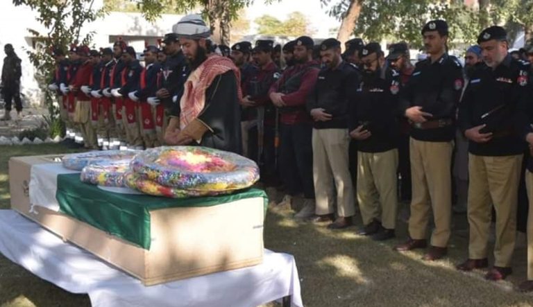 شہید پولیس ہیڈ کانسٹیبل بنوں محمداشرف خان کی نماز جنازہ پولیس لائن میں سرکاری اعزاز کے ساتھ ادا کردی گئی۔