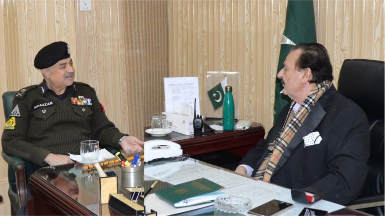نگران وزیر اعلیٰ خیبر پختونخوا کے معاون خصوصی برائے ٹرانسپورٹ و ہاؤسنگ، اور ایف سی کمانڈنٹ کی ملاقات