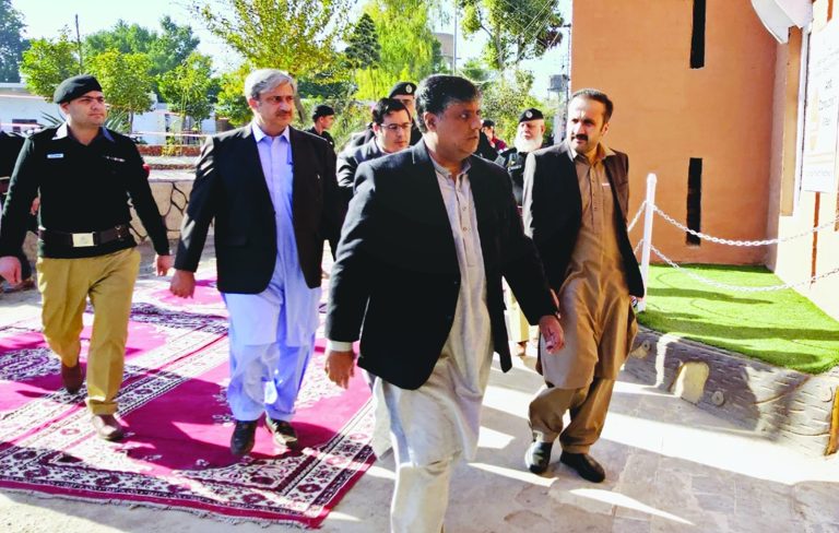 چیف سیکرٹری خیبر پختونخوا کا ایڈیشنل چیف سیکرٹری داخلہ عابد مجید کے ہمراہ سنٹرل جیل پشاور کا دورہ