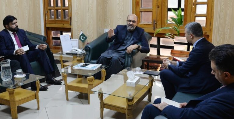 خیبر پختونخوا کے نگران وزیر کی رہنمائی میں اسلامی ترقیاتی بینک کے وفد سے ملاقات۔