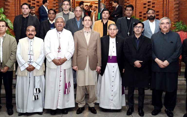 نگران وزیر اعلیٰ کی خیبر پختونخوا ہاوس میں کرسمَس کیک کاٹنے کی تقریب، مسیحی کمیونٹی کے وفد کے ساتھ۔