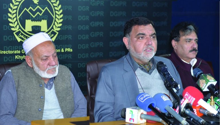 نگران وزیر کی کارگل جنگ کے قومی ہیرو شہید کیپٹن کرنل شیر خان کے بھائی کے ہمراہ پریس کانفرنس