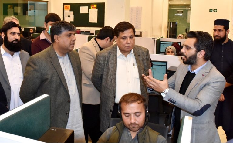 چیف سیکرٹری خیبر پختونخوا ندیم اسلم چوہدری کا پہل ہیلپ لائن 911 سنٹر کا دورہ