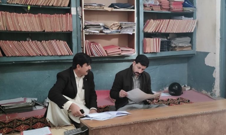 اسسٹنٹ کمشنر ڈیرہ اسماعیل خان محمد فصیح اسحاق عباسی کا پٹوار خانہ ڈیرہ کا دورہ۔