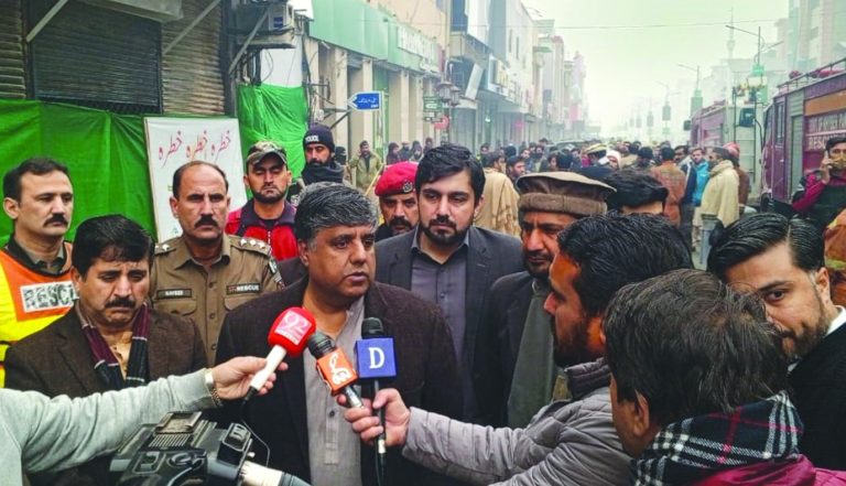 چیف سیکرٹری خیبرپختونخوا کا پشاور صدرمیں آتشزدگی کے بعد دکانداروں اور تاجروں سے ملاقات