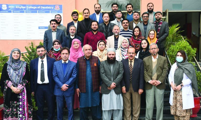 ایم بی بی ایس سال اول کے طلباء طالبات کے لیے وائٹ کوٹ تقریب کا رحمان میڈیکل کالج میں منعقد۔