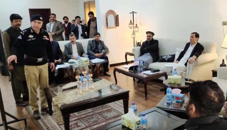 نگران وزیر اعلیٰ نے پولیس کے شہیدوں کی نماز جنازہ میں شرکت اور امن و امان کے انتظامات پر تفصیلی بریفنگ۔