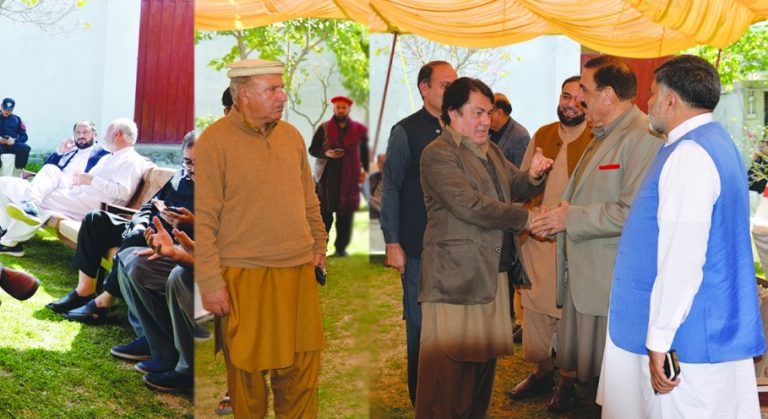 مشیر اطلاعات کا ولی باغ چارسدہ دورہ: علی امین گنڈاپور کی طرف سے اظہار تعزیت