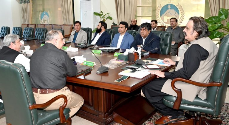 وزیر اعلیٰ خیبر پختونخوا کی پولیس کو مستحکم کرنے کیلئے فنڈز جاری کرنے کی ہدایت۔