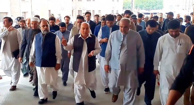صوابی میں صحتی منصوبوں کی ترقی کے لیے وزراء کا دورہ، ہسپتالوں کی تعمیر اور مکمل ہونے والے منصوبے پر بریفنگ۔