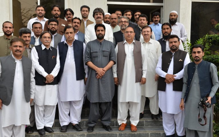 خیبر پختونخوا کے وزیر برائے محنت فضل شکور خان کی ورکرز ویلفیئر بورڈ حیات آباد پشاور کا دورہ