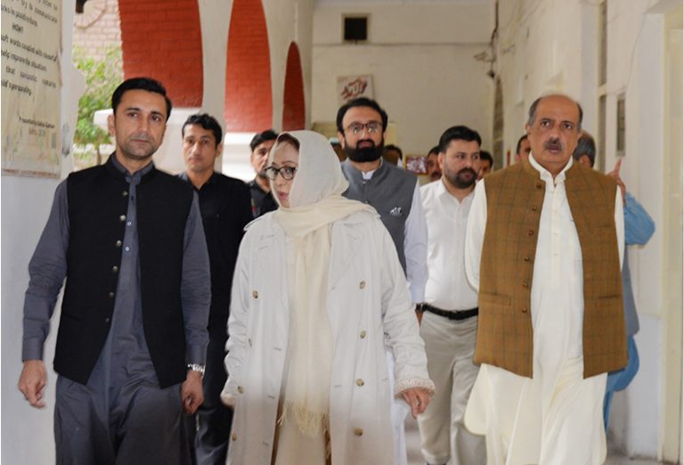 پشاور – صوبائی وزیر تعلیم فیصل خان ترکئی کا گورنمنٹ ہائر سیکنڈری سکول سٹی نمبر ون پشاور کے امتحانی ہال کا دورہ۔