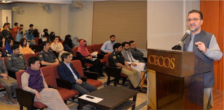 خیبر پختونخوا کے وزیر برائے ایکسائز، ٹیکسیشن اور نارکوٹکس کنٹرول میاں خلیق الرحمن نے پشاور کی نجی یونیورسٹی میں منشیات کے خلاف مہم میں بطور مہمان خصوصی شرکت کی اس موقع پہ سیکرٹری ایکسائز فیاض علی شاہ بھی ان کے ہمراہ تھے