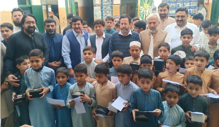 صوبائی وزیر خوراک ظاہر شاہ طورو نے رکن صوبائی اسمبلی عبدالسلام آفریدی اور ڈپٹی کمشنر مردان فیاض شیرپاؤ کے ہمراہ سرحدی یتیم خانہ شمسی روڈ مردان کا دورہ کیا۔