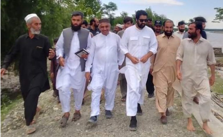 صوبائی وزیر محنت فضل شکور خان کا حالیہ بارشوں کے نتیجے میں ضلع چارسدہ میں سیلاب سے متاثرہ مختلف گاؤں کا دورہ
