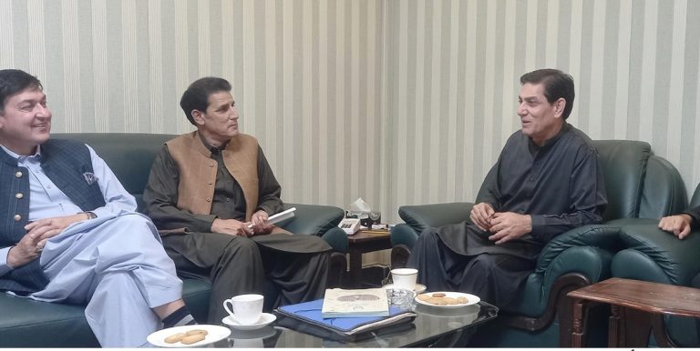 خیبرپختونخوا کے صوبائی وزیر مال نذیر احمد عباسی نے کہا ہے کہ بدعنوان عناصر کو کسی صورت برداشت نہیں کیا جائے گا، عوام کیلئے سہولتیں و آسانیاں پیدا کرنے کیلئے اقدامات اٹھارہے ہیں