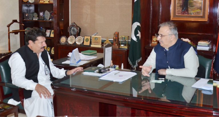 وزیراعلی خیبرپختونخوا کے معاون خصوصی برائے بہبود آبادی ملک لیاقت علی خان اور انسپکٹر جنرل پولیس خیبر پختونخوا اختر حیات خان کے درمیان آئی جی پی آفس میں ایک اہم ملاقات ہوئی