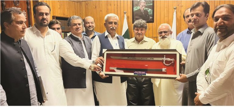 وزیر اعلی خیبر پختونخوا کے معاون خصوصی برائے صنعت وحرفت اور فنی تعلیم عبدالکریم تورڈھیر سے بدھ کے روز پشاور میں صرافہ زرگران جیمز اینڈ جیولری ٹریڈرز اینڈ ایکسپورٹرز ایسوسی ایشن خیبر پختونخوا کے ایک نمائندہ  وفد نے ملاقات کی