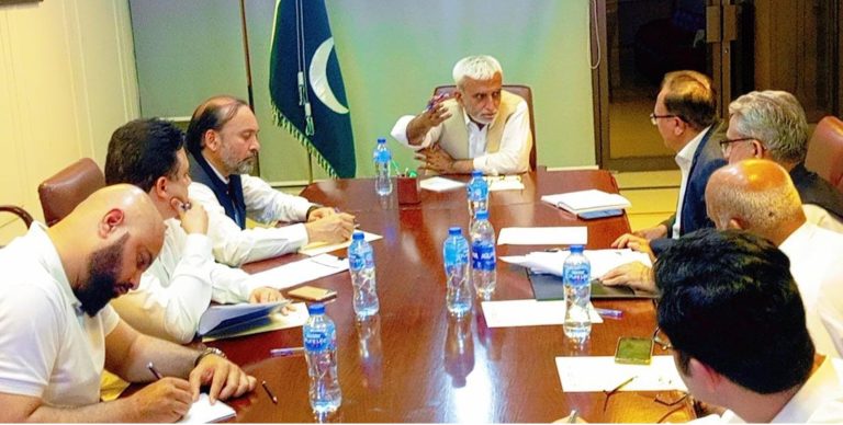 وزیر اعلیٰ خیبر پختونخوا کے معاون خصوصی برائے صنعت وحرفت اور فنی تعلیم عبدالکریم تورڈھیر نے ہدایت کی ہے کہ ڈیرہ اسماعیل خان سپیشل اکنامک زون کے صنعتکاروں کو ہر ممکن سہولت فراہم کی جائے