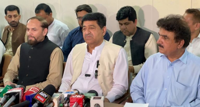 خیبرپختونخوا کے وزیر خوراک نے گندم خریداری مراکز کی نگرانی کے لئے قائم کنٹرول روم کا دورہ کیا۔