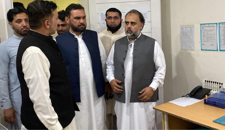 صوبائی وزیر صحت سید قاسم علی شاہ کا پشاور کے مراکز صحت کا دورہ۔