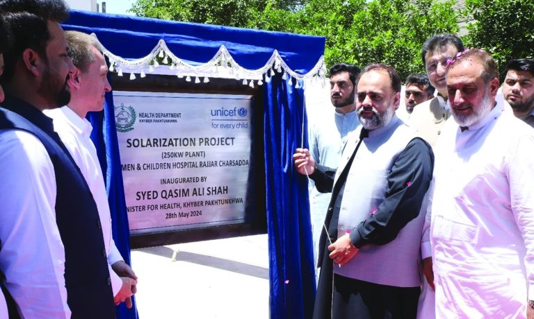 وزیر صحت چارسدہ ویمن اینڈ چلڈرن ہسپتال میں 250 کلو واٹ سولرائزیشن منصوبے کا افتتاح