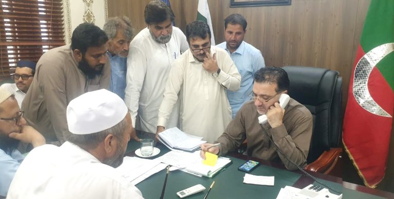 خیبر پختونخوا کے وزیریکسایز اینڈ ٹیکسیشن میاں خلیق الرحمان نے پشاور میں جمعرات کے روز  اپنے حلقہ نیابت کے عوام  سے مسائل سنے اور ان کے حل کے لیے  متعلقہ حکام کو ہدایات جاری کیں