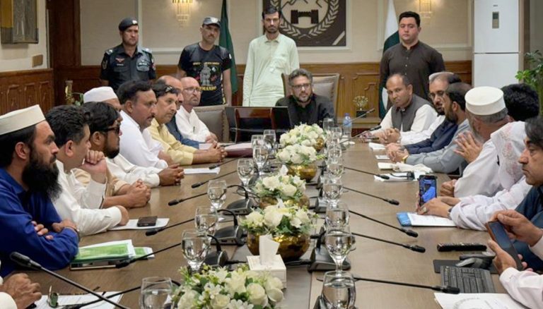 وفاقی حکومت کی طرف سے ملازمین کی تنخواہوں میں 10 فیصد سے زیادہ اضافہ کرنے پر صوبائی حکومت بھی یکساں اضافہ کرے گی تا ہم یہ اضافہ وفاقی حکومت کی جانب سے صوبے کے پورے ٹیکس واجبات کی ادائیگی سے مشروط ہوگا، مشیر خزانہ خیبر پختونخوا، مزمل اسلم