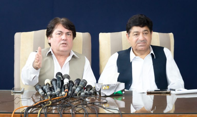 مشیر اطلاعات و تعلقات عامہ خیبر پختونخوا بیرسٹر محمد علی سیف اور وزیر خوراک ظاہر شاہ کی پریس کانفرنس۔*