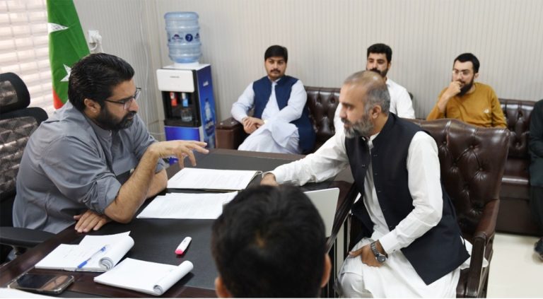 خیبر پختونخوا کے وزیر برائے محنت فضل شکور خان کی زیر صدارت ورکرز ویلفیئر بورڈ خیبر پختونخواکے ٹیکنیکل اینڈ ووکیشنل تعلیمی اداروں کے حوالے سے اجلاس منعقد ہوا اجلاس میں صوبائی وزیر کو ٹیکنیکل اینڈ ووکیشنل تعلیمی نظام کے بارے میں تفصیلی بریفنگ دی