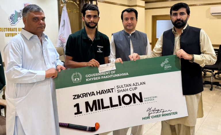 وزیر اعلی خیبر پختونخوا کے مشیر کھیل اور امور نوجوانان سید فخر جہان نے جمعرات کے روز پشاور میں  وزیر اعلی خیبر پختونخوا سردار علی امین گنڈاپور کی ہدایت پر سلطان ازلان شاہ ہاکی ٹورنامنٹ میں پہلا گول کرنے والے کھلاڑی  زکریا حیات کو 10 لاکھ روپے کا چیک حوالے کیا