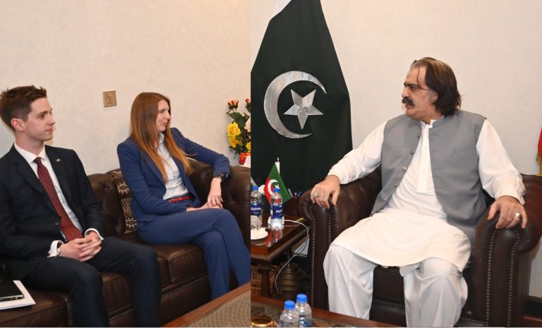 وزیراعلیٰ خیبر پختونخوا کی برطانوی ہائی کمشنر سے ملاقات، سرمایہ کاری اور ترقیاتی منصوبوں پر تبادلہ خیال۔