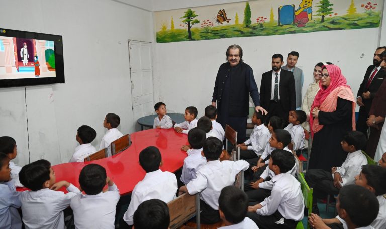 وزیراعلیٰ خیبر پختونخوا کا زمونگ کور کا دورہ، بچوں کے لئے اعلیٰ تعلیمی اخراجات اور فنی تربیت کے اقدامات کا اعلان۔